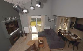 Villa Eli - Luxury Nature Getaway - Strategically Located For Beach Exploration - Onsite Power For Electric Vehicle